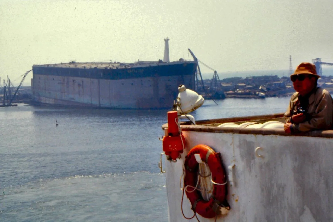 Batillus during dismantling at Kaohsiung, Taiwan, photographed in 1986.