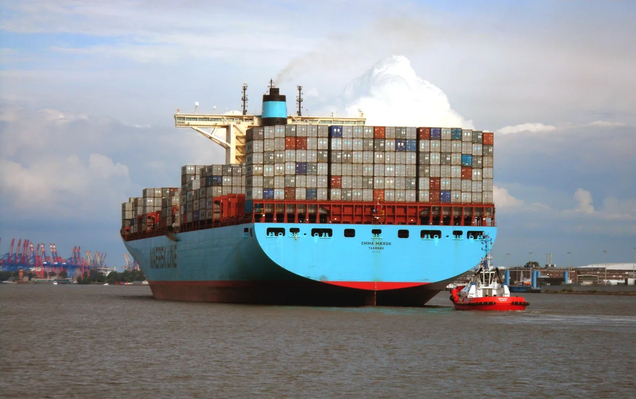 Emma Maersk approaching Hamburg, June 2014.