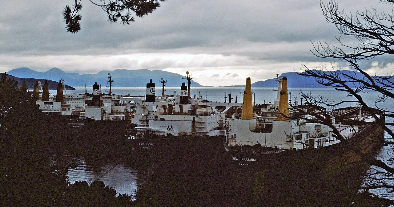 Esso Pacific alongside Sea Brilliance (formerly Prairial) at Vestnes, July 1985.