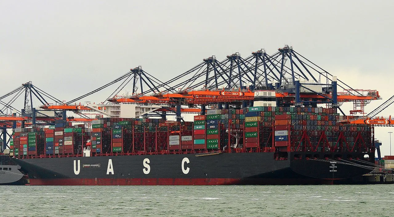 Tihama at the Euromax terminal, Rotterdam, in its earlier UASC livery.